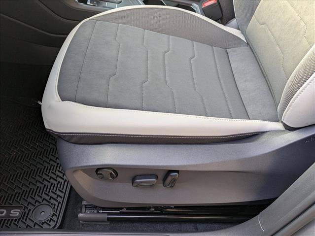 New 2026 Volkswagen Taos SE FWD image 4