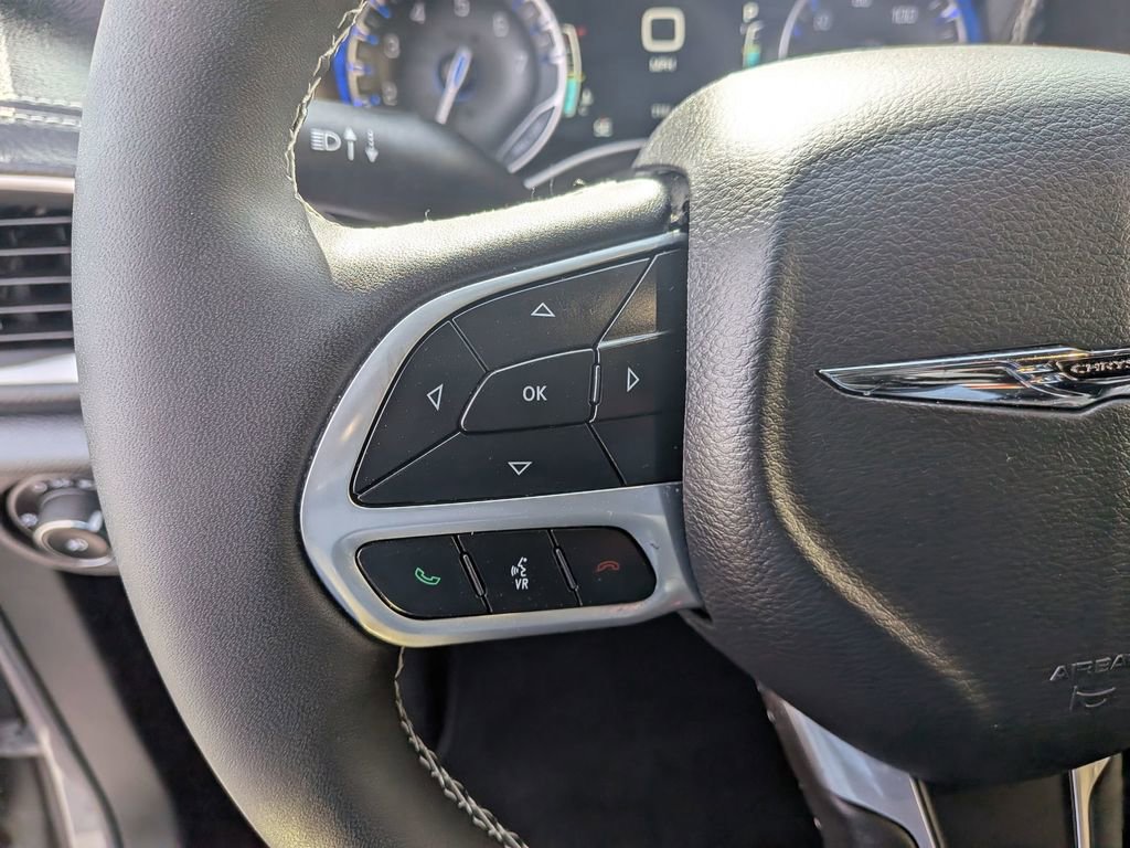 Used 2025 Chrysler Pacifica Select image 16