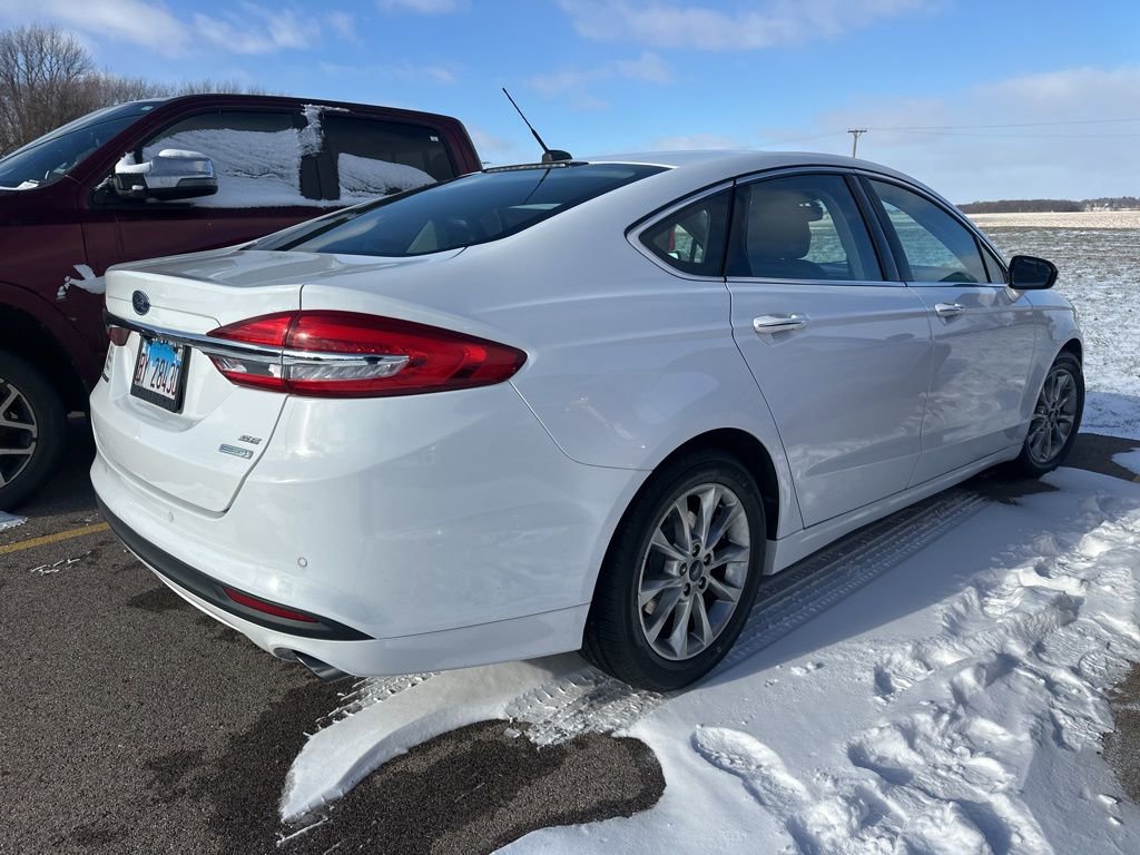 Used 2017 Ford Fusion SE w/ Fusion SE Technology Package image 9