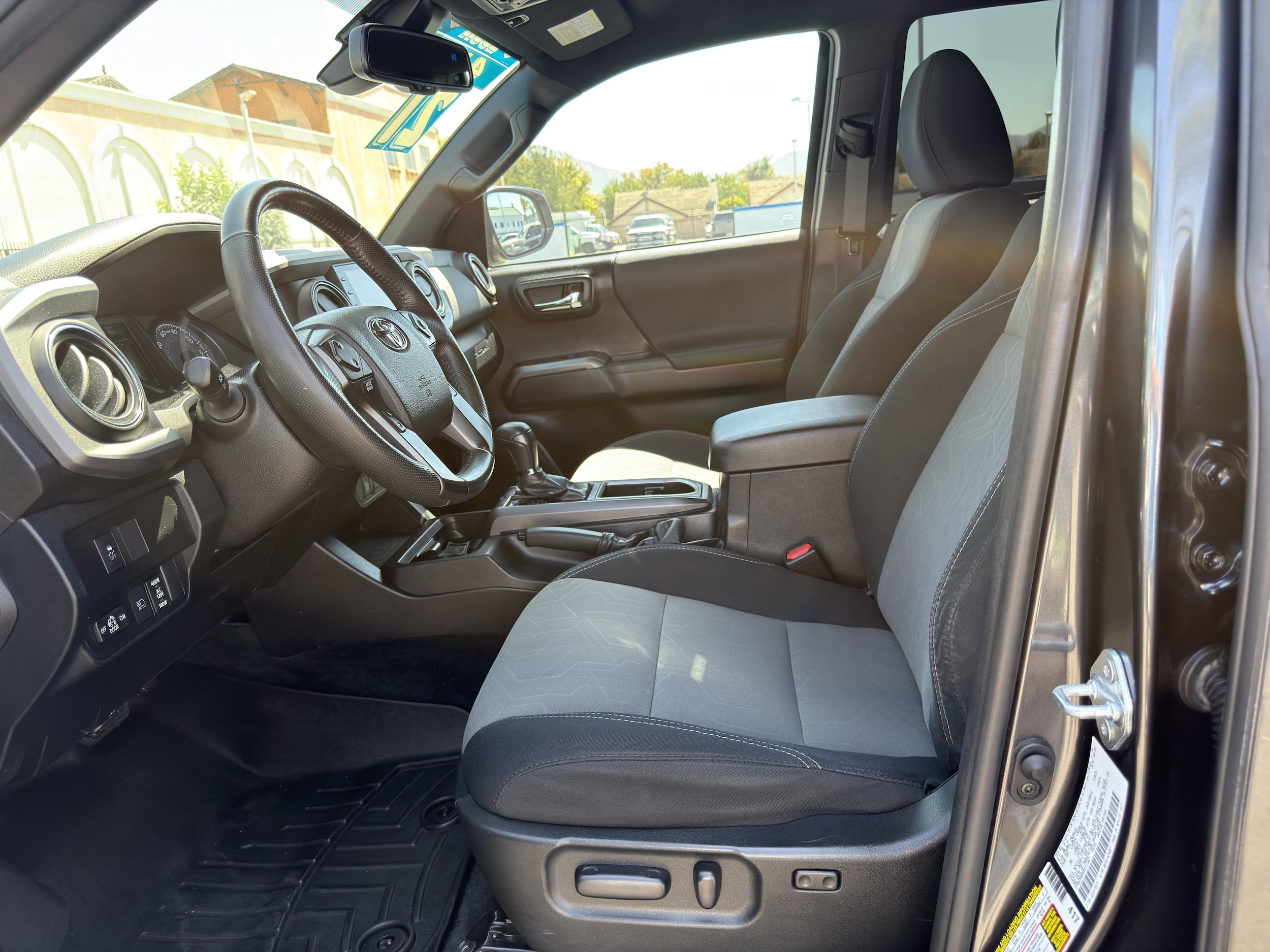 Used 2021 Toyota Tacoma TRD Off-Road w/ Technology Package AWD/4WD image 25