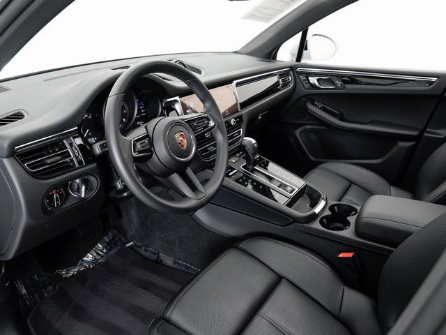 Certified 2025 Porsche Macan AWD/4WD image 4