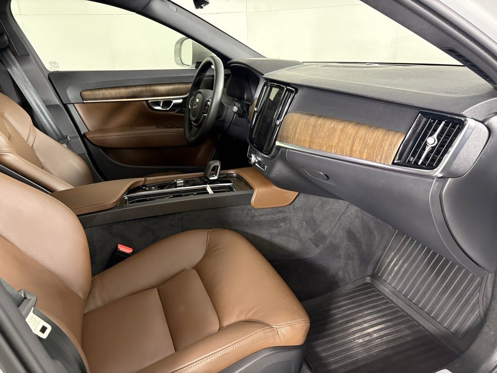 Used 2025 Volvo V90 B6 Cross Country Plus w/ Protection Package Premier image 14