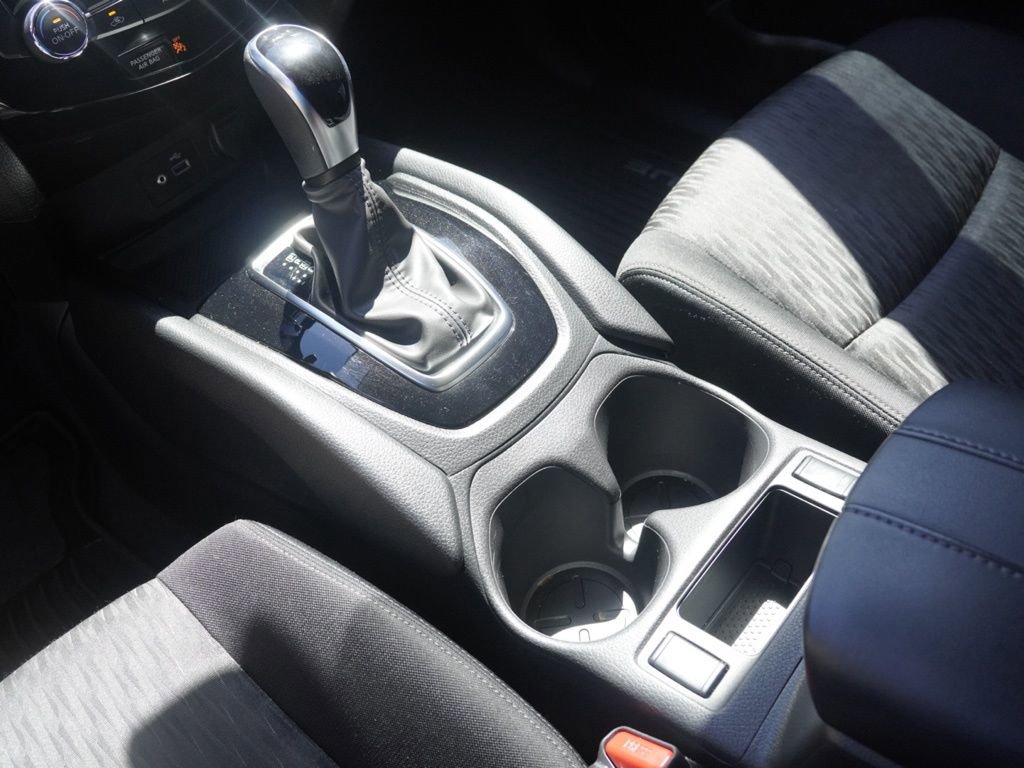 Used 2020 Nissan Rogue SV image 16