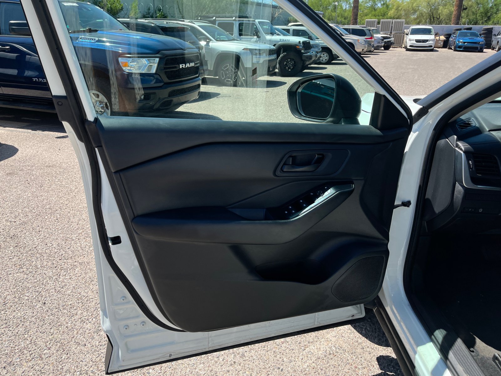 Used 2024 Nissan Rogue S AWD/4WD image 13