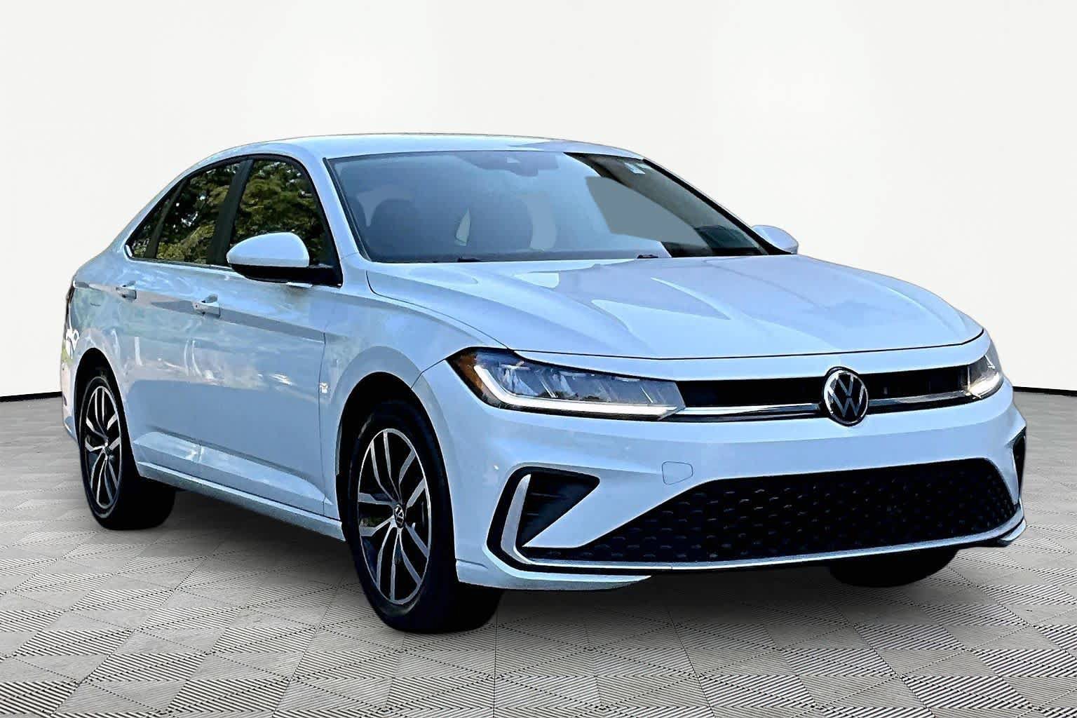 Used 2025 Volkswagen Jetta SE FWD image 2