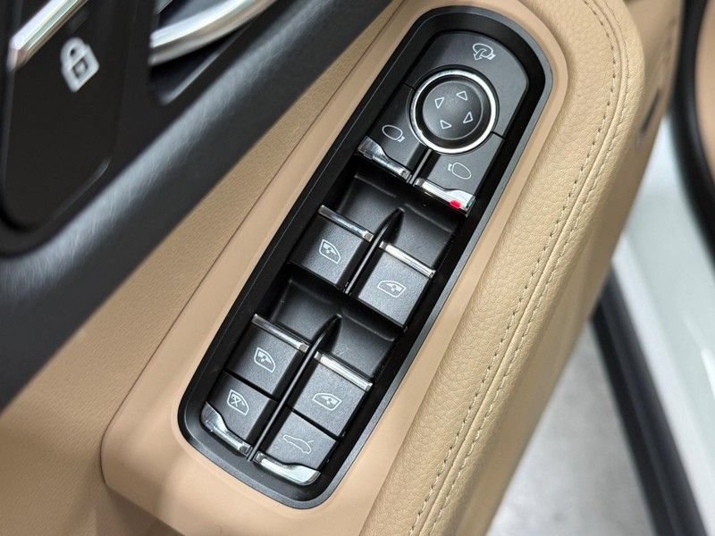 Certified 2025 Porsche Macan AWD/4WD image 26