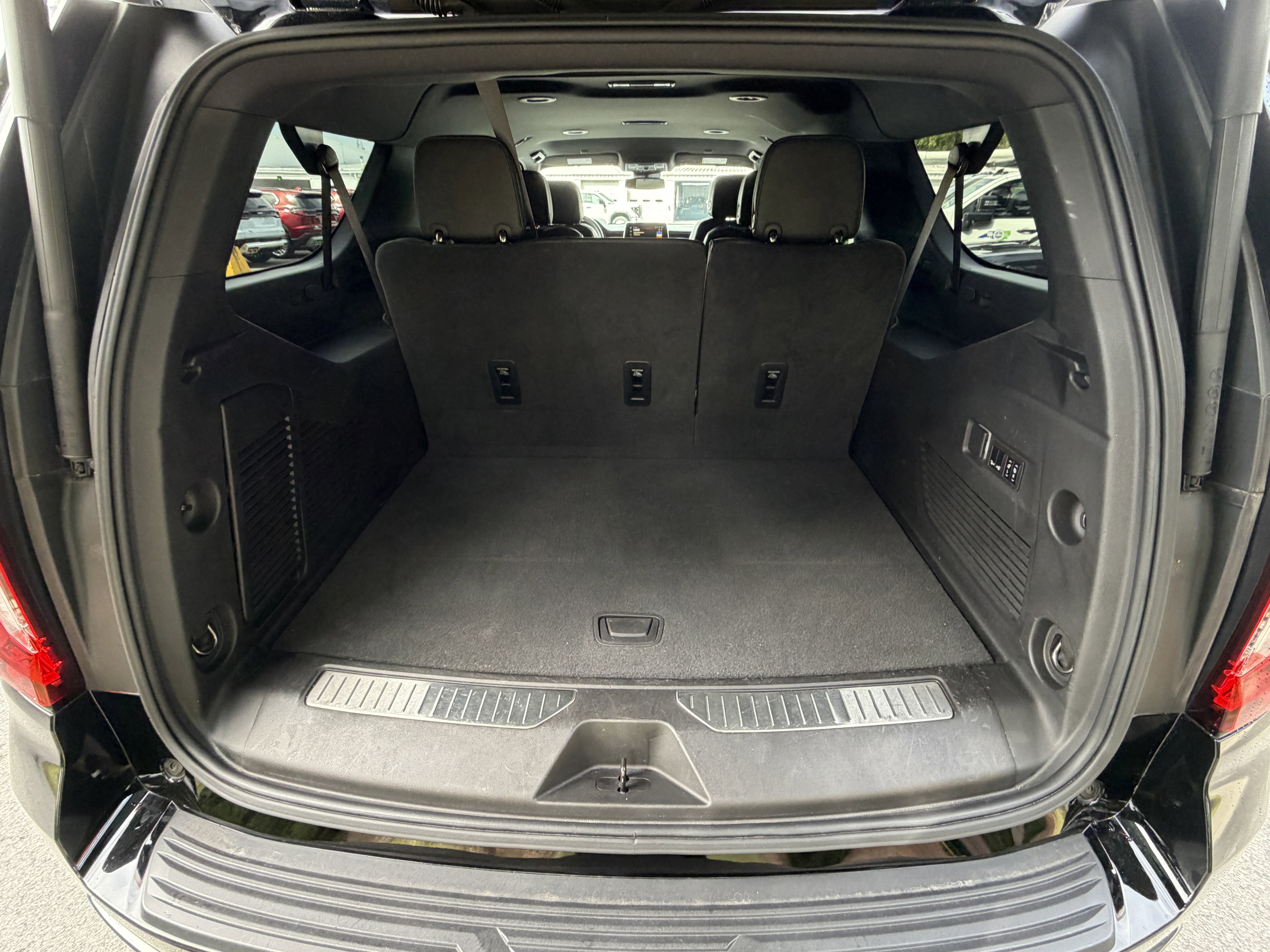 Used 2024 GMC Yukon XL AT4 w/ Technology Package AWD/4WD image 4