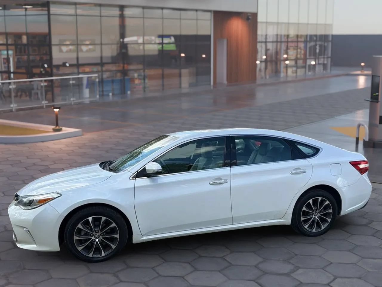 Used 2017 Toyota Avalon XLE FWD image 3
