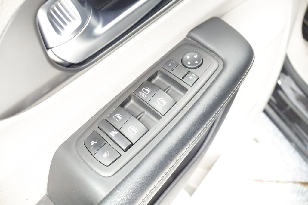 Certified 2023 Chrysler Pacifica Touring-L FWD image 30