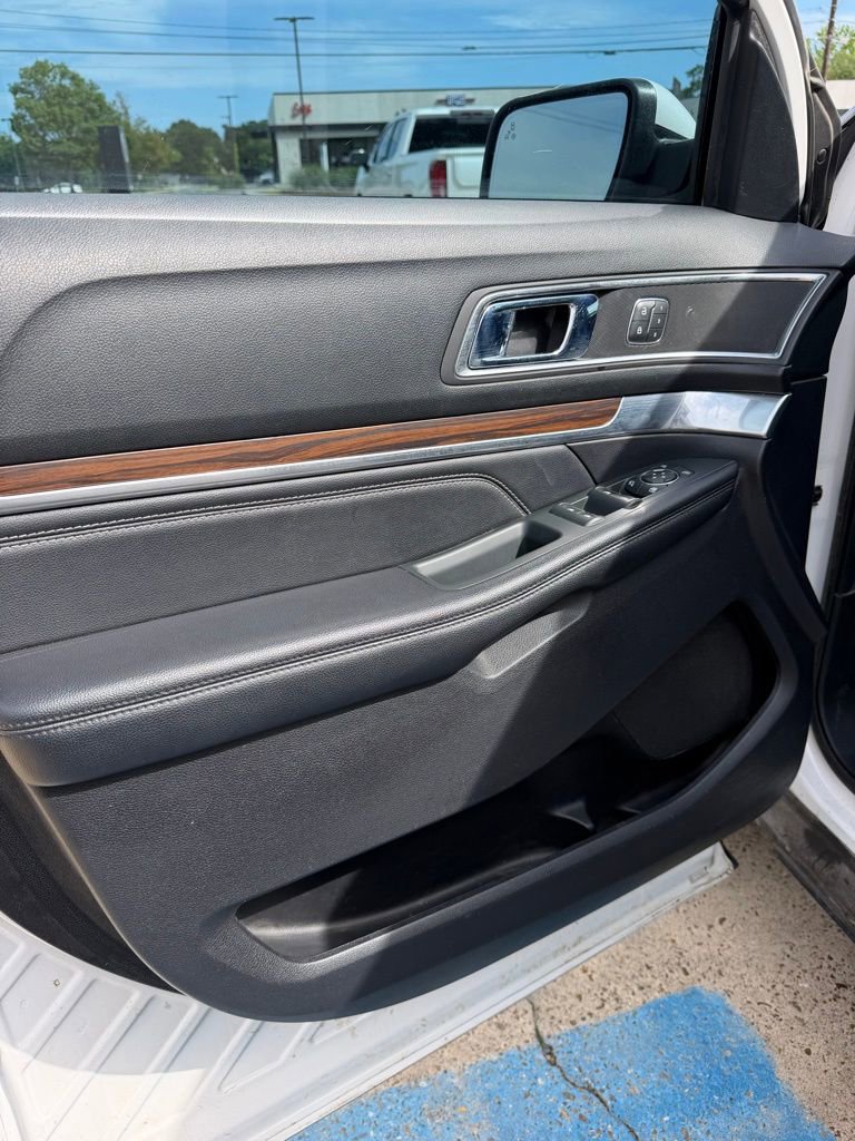 Used 2019 Ford Explorer Limited w/ Ford Safe & Smart Package FWD image 10