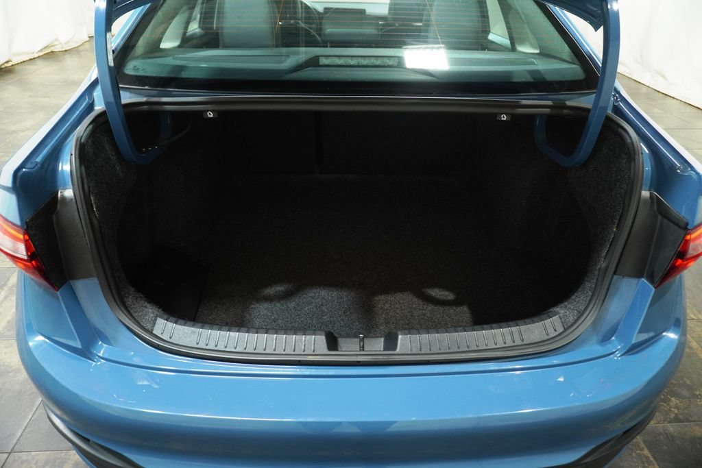 Used 2025 Volkswagen Jetta SE FWD image 5