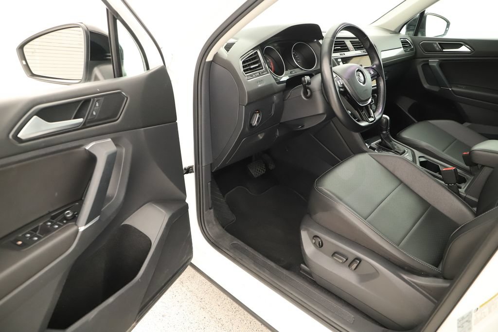 Used 2018 Volkswagen Tiguan SE w/ Panoramic Sunroof Package AWD/4WD image 14