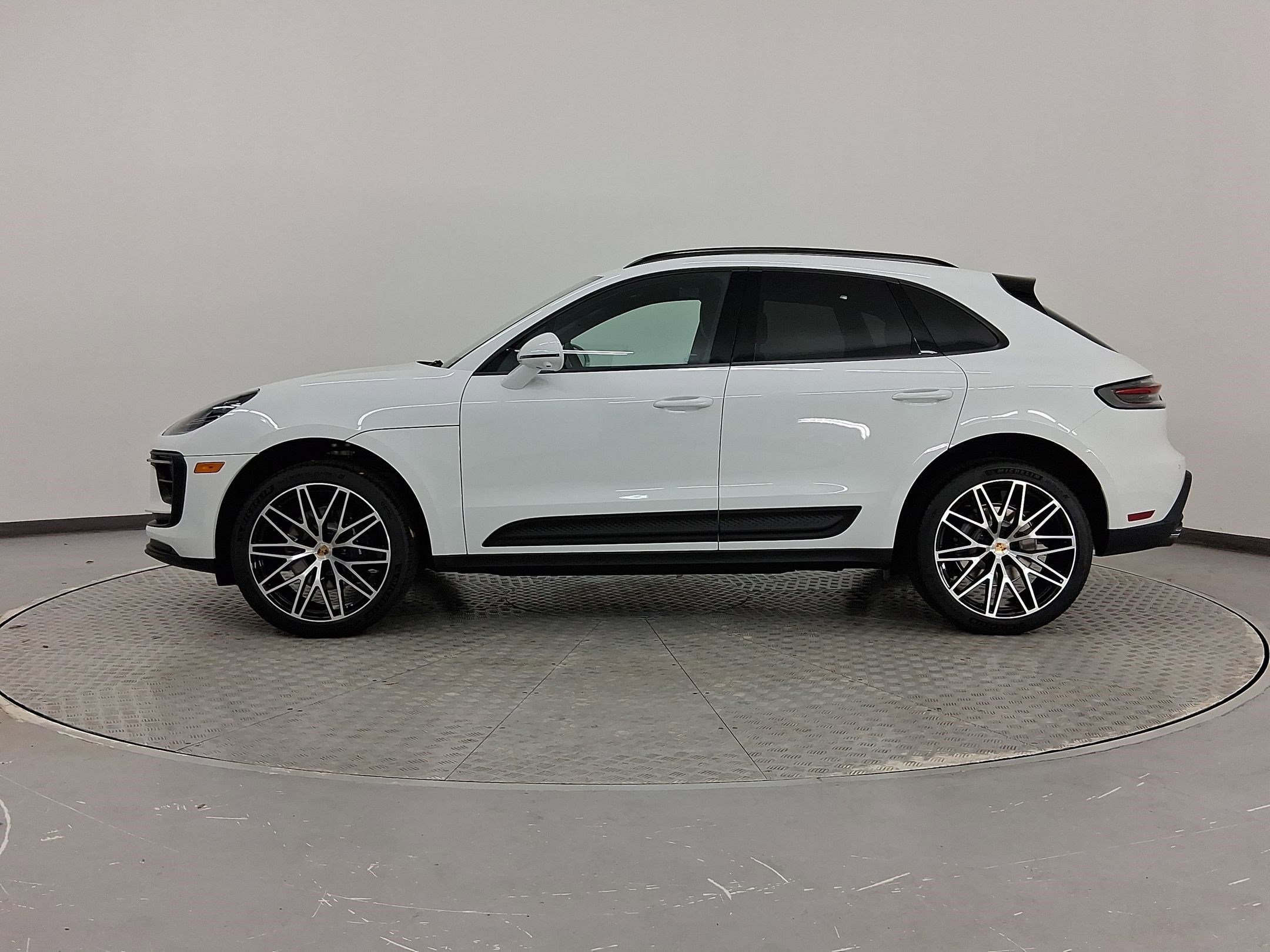 Used 2026 Porsche Macan image 2