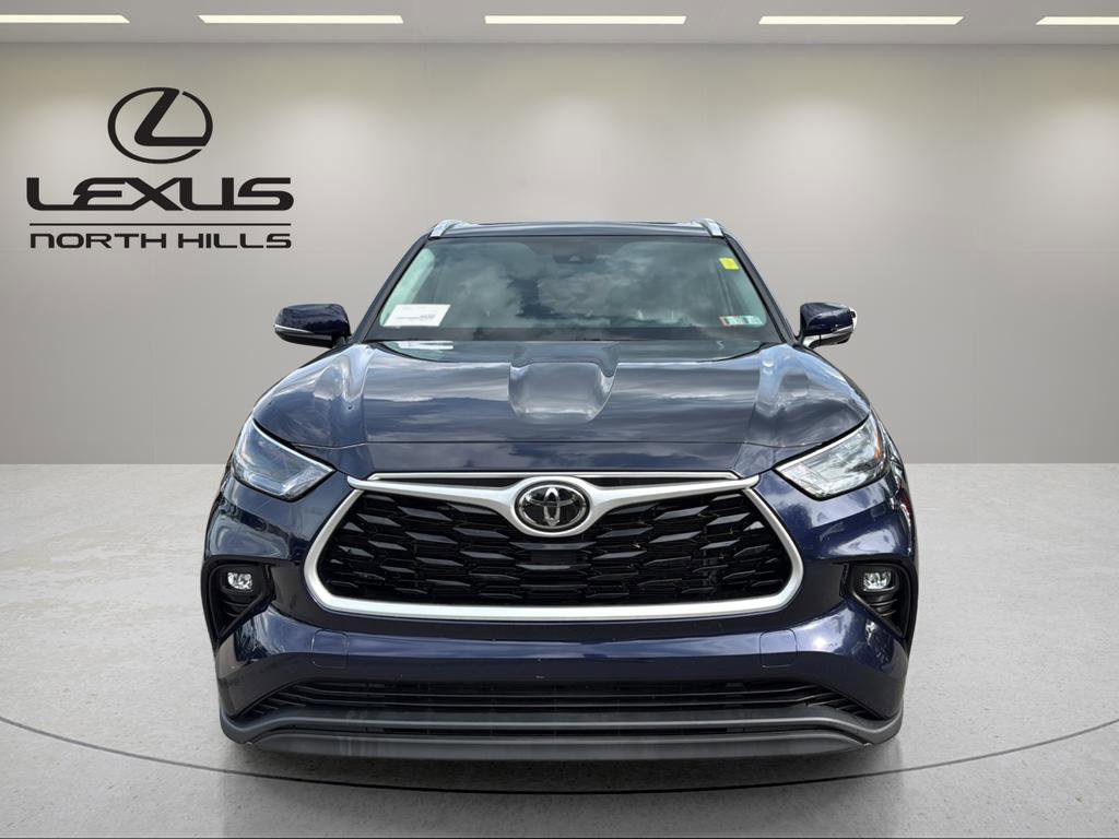 Used 2022 Toyota Highlander XLE image 2