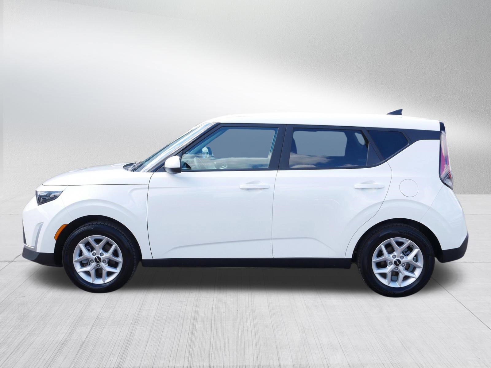 Used 2025 Kia Soul LX FWD image 4