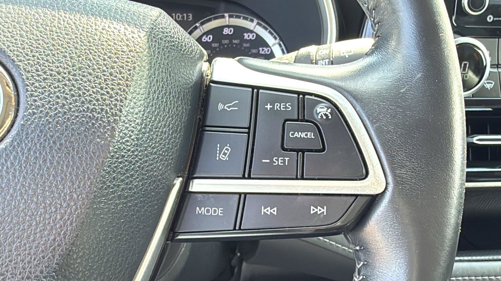 Used 2022 Toyota Highlander XLE FWD image 12