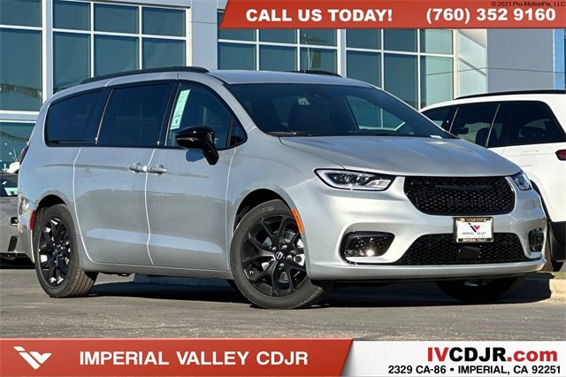 New 2026 Chrysler Pacifica Select w/ S Appearance Package