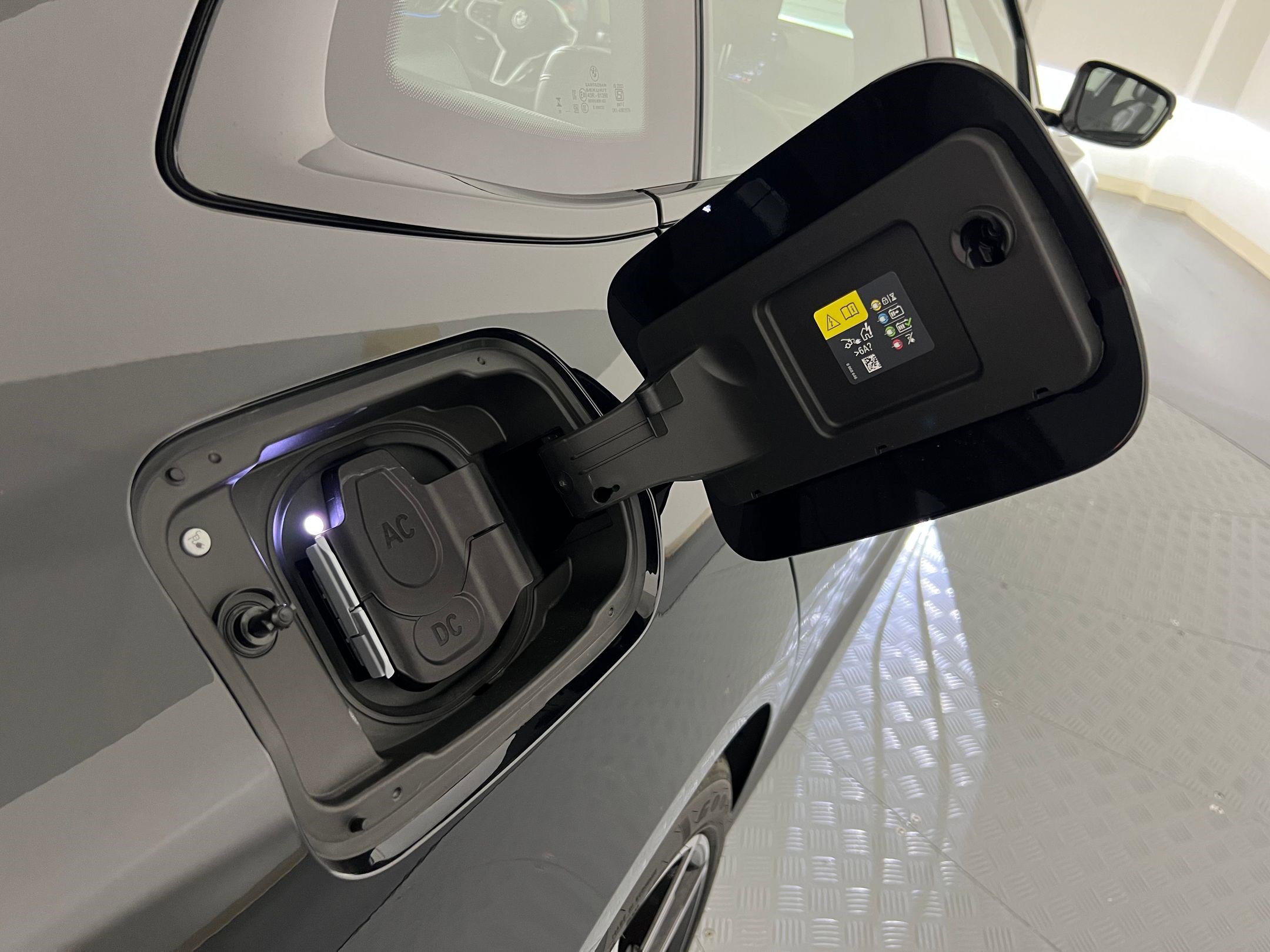 Used 2025 BMW i4 eDrive40 w/ M Sport Package image 36