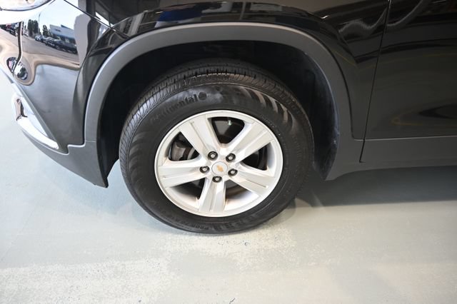 Used 2020 Chevrolet Trax LS AWD/4WD image 25