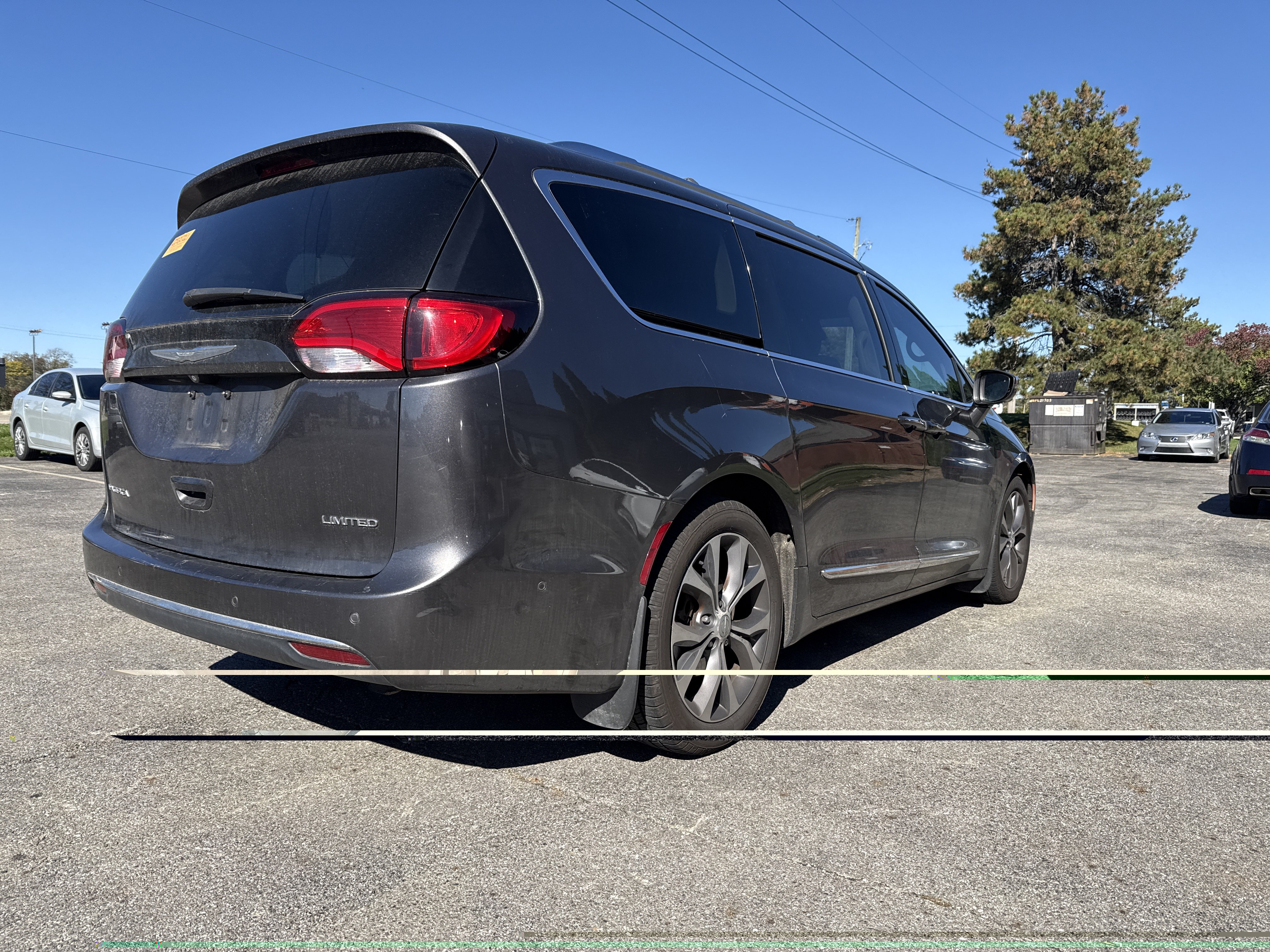 Used 2017 Chrysler Pacifica Limited FWD image 3