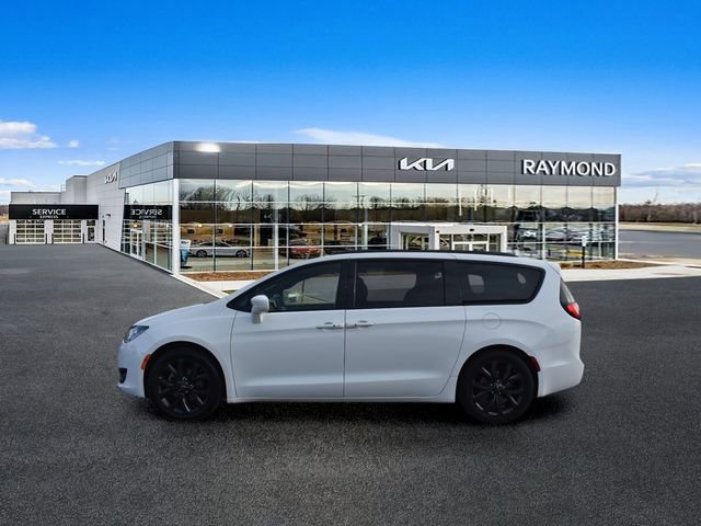 Used 2019 Chrysler Pacifica Touring Plus w/ S Appearance Package FWD image 6