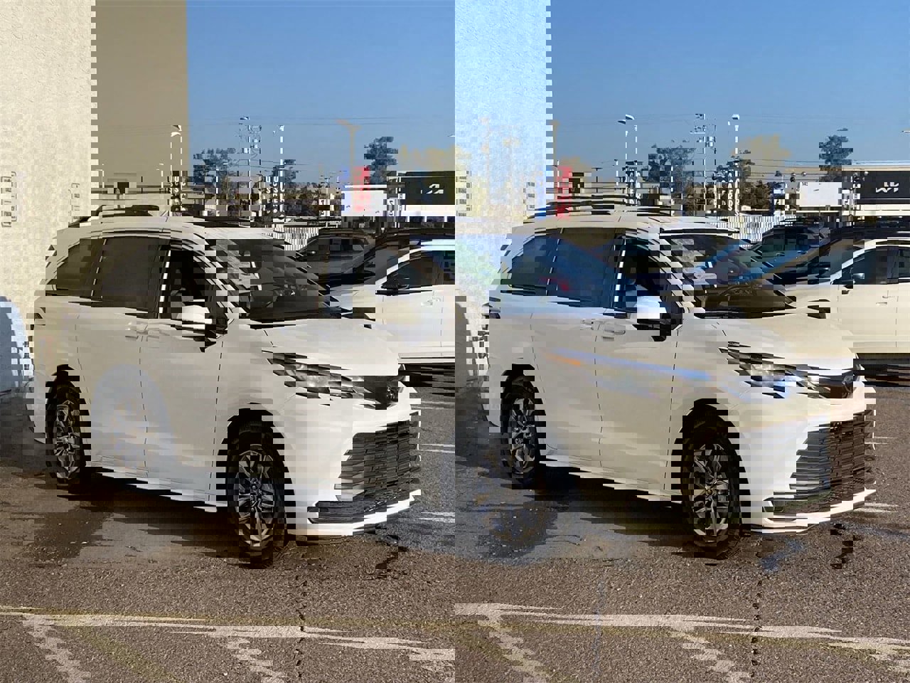 Used 2023 Toyota Sienna LE image 2