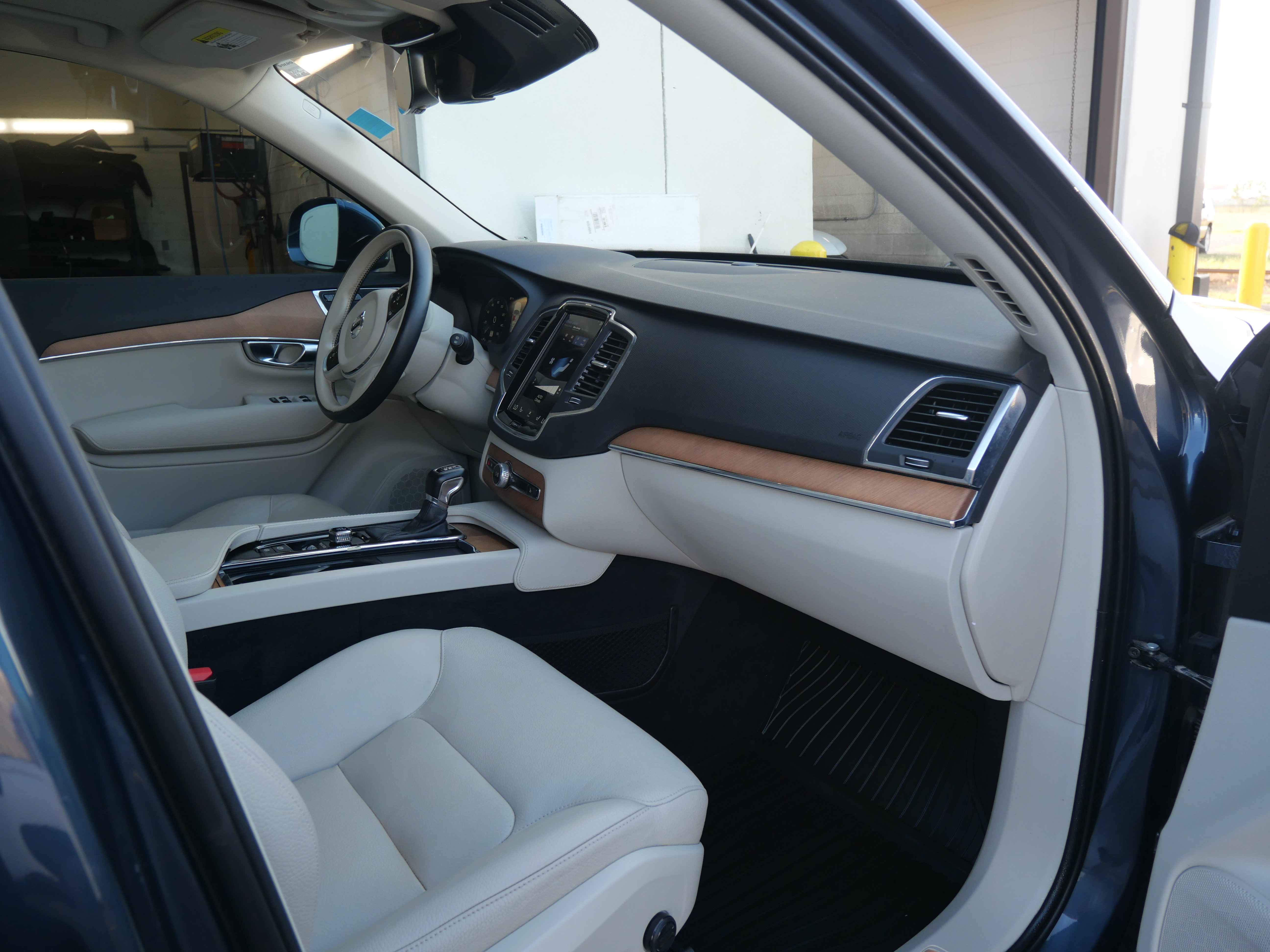 Used 2021 Volvo XC90 T6 Momentum image 16