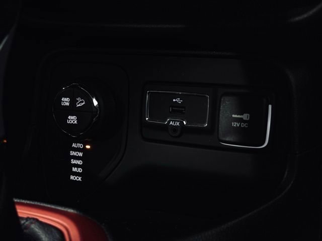 Used 2016 Jeep Renegade Trailhawk w/ Premium Trailhawk Package image 32