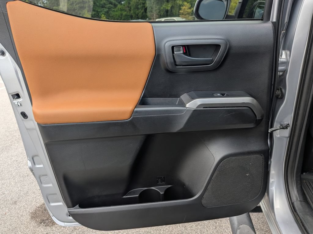 Used 2019 Toyota Tacoma SR5 RWD image 25