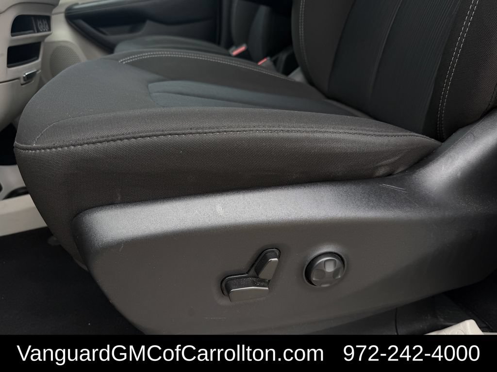 Used 2022 Chrysler Voyager LX FWD image 27