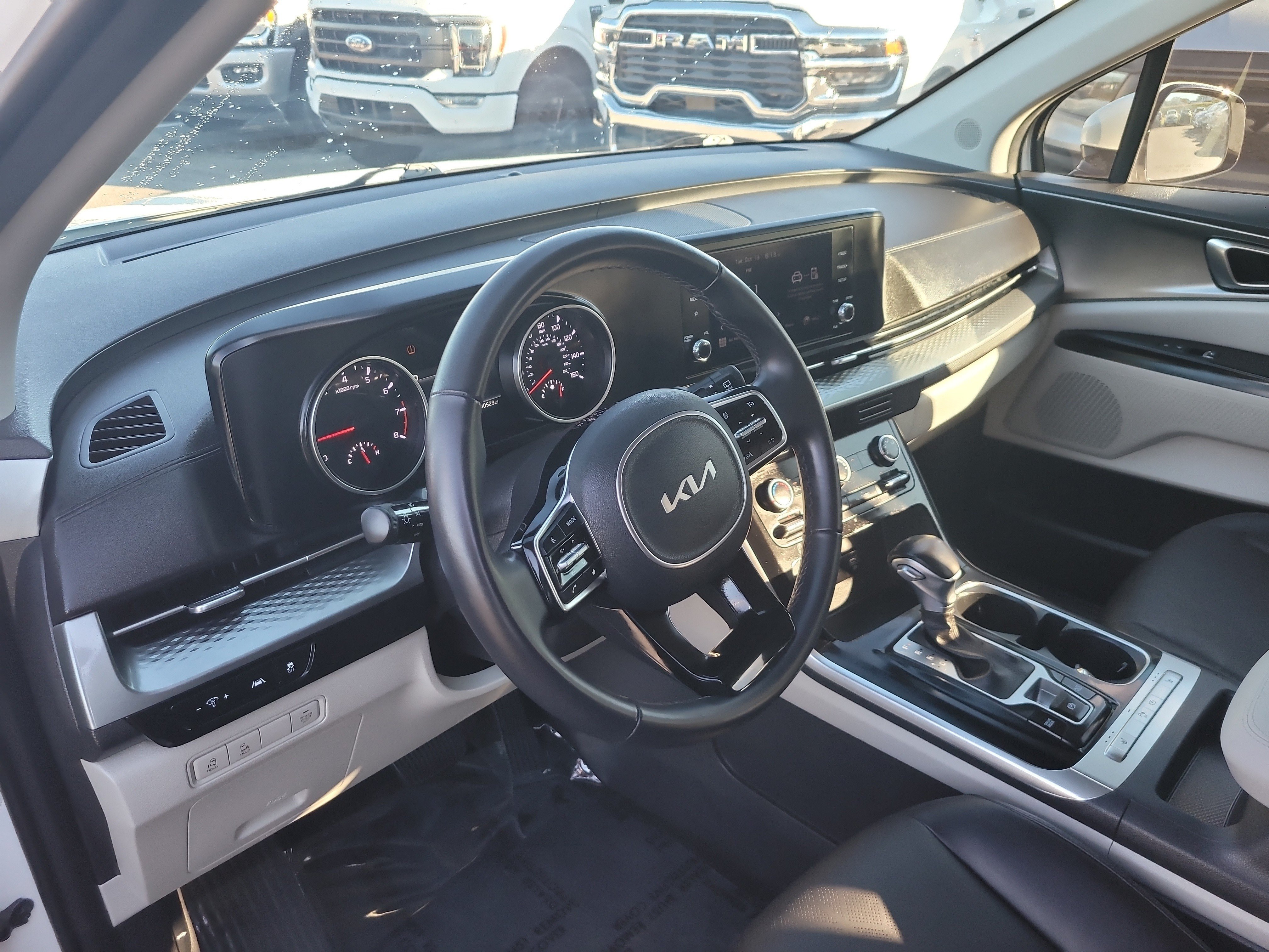 Used 2024 Kia Carnival LX FWD image 19