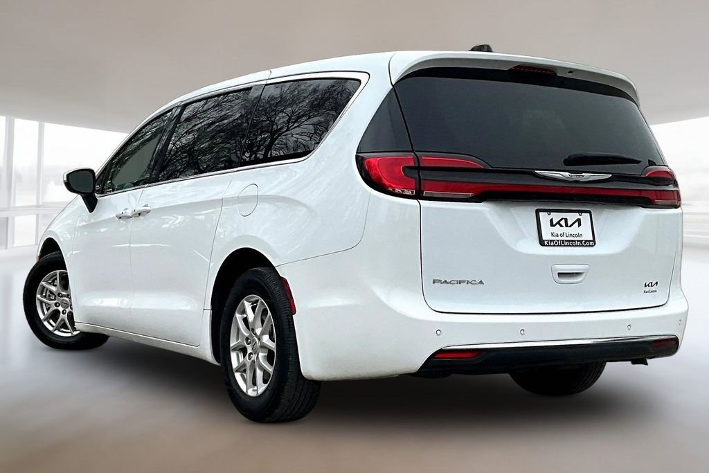 Used 2023 Chrysler Pacifica Touring-L image 4
