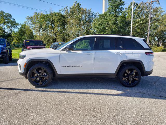 Used 2025 Jeep Grand Cherokee Limited w/ Black Appearance Package AWD/4WD image 7