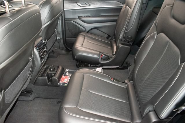 Used 2023 Jeep Grand Cherokee L Limited w/ Luxury Tech Group II AWD/4WD image 16