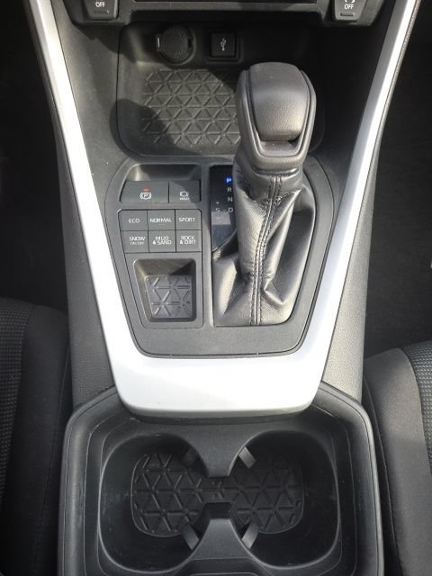 Used 2020 Toyota RAV4 LE w/ All Weather Liner Package AWD/4WD image 18