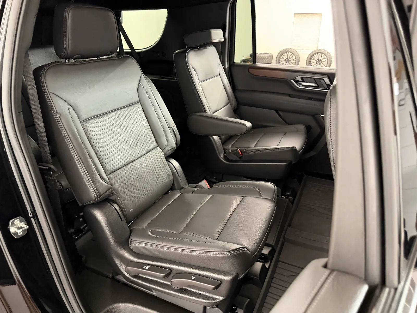 Used 2026 GMC Yukon XL Denali w/ Sun & Power Step Package AWD/4WD image 43
