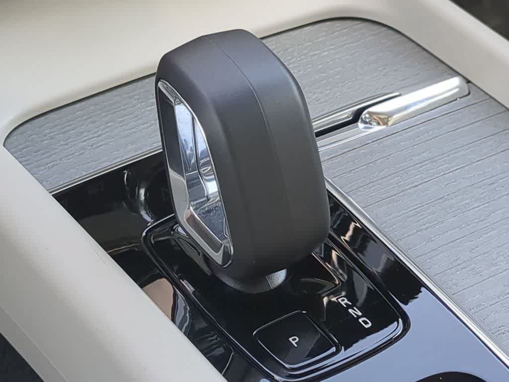 Certified 2024 Volvo XC60 B5 Plus AWD/4WD image 30