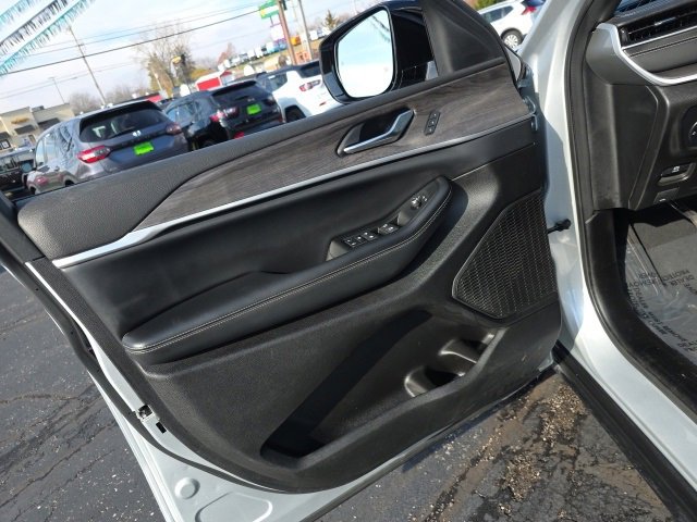 Used 2024 Jeep Grand Cherokee L Limited w/ Luxury Tech Group II image 10