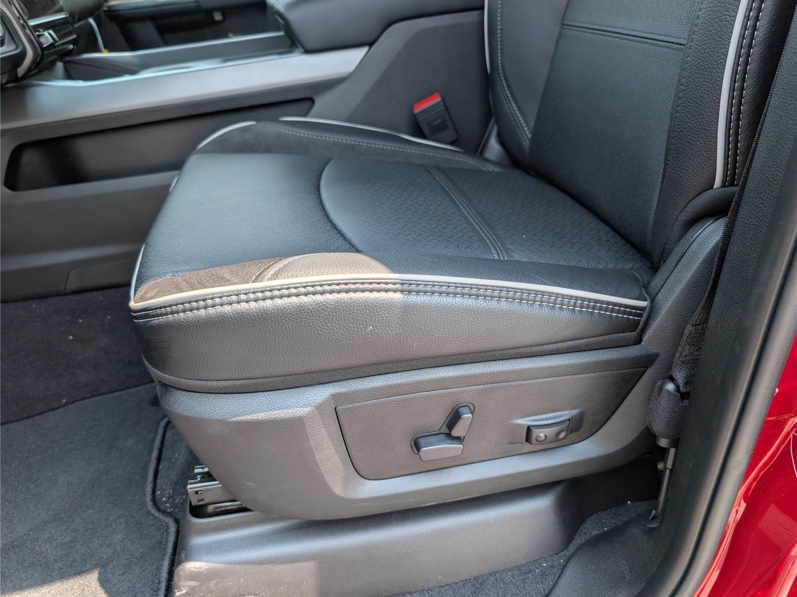 New 2026 RAM 2500 Laramie AWD/4WD image 19