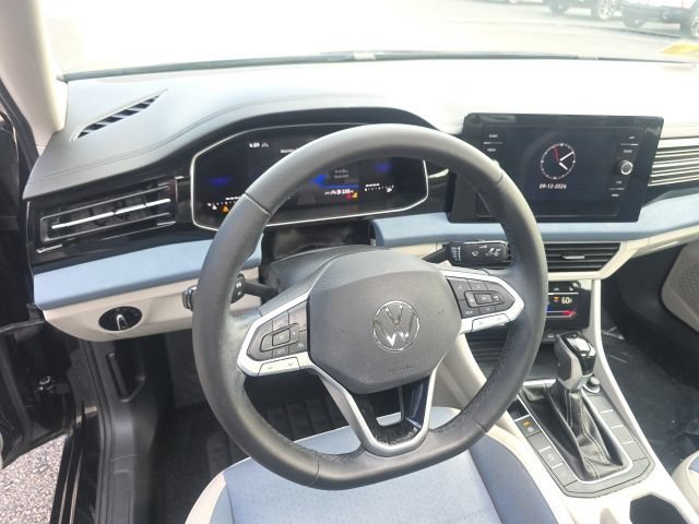 Used 2025 Volkswagen Jetta SE FWD image 17