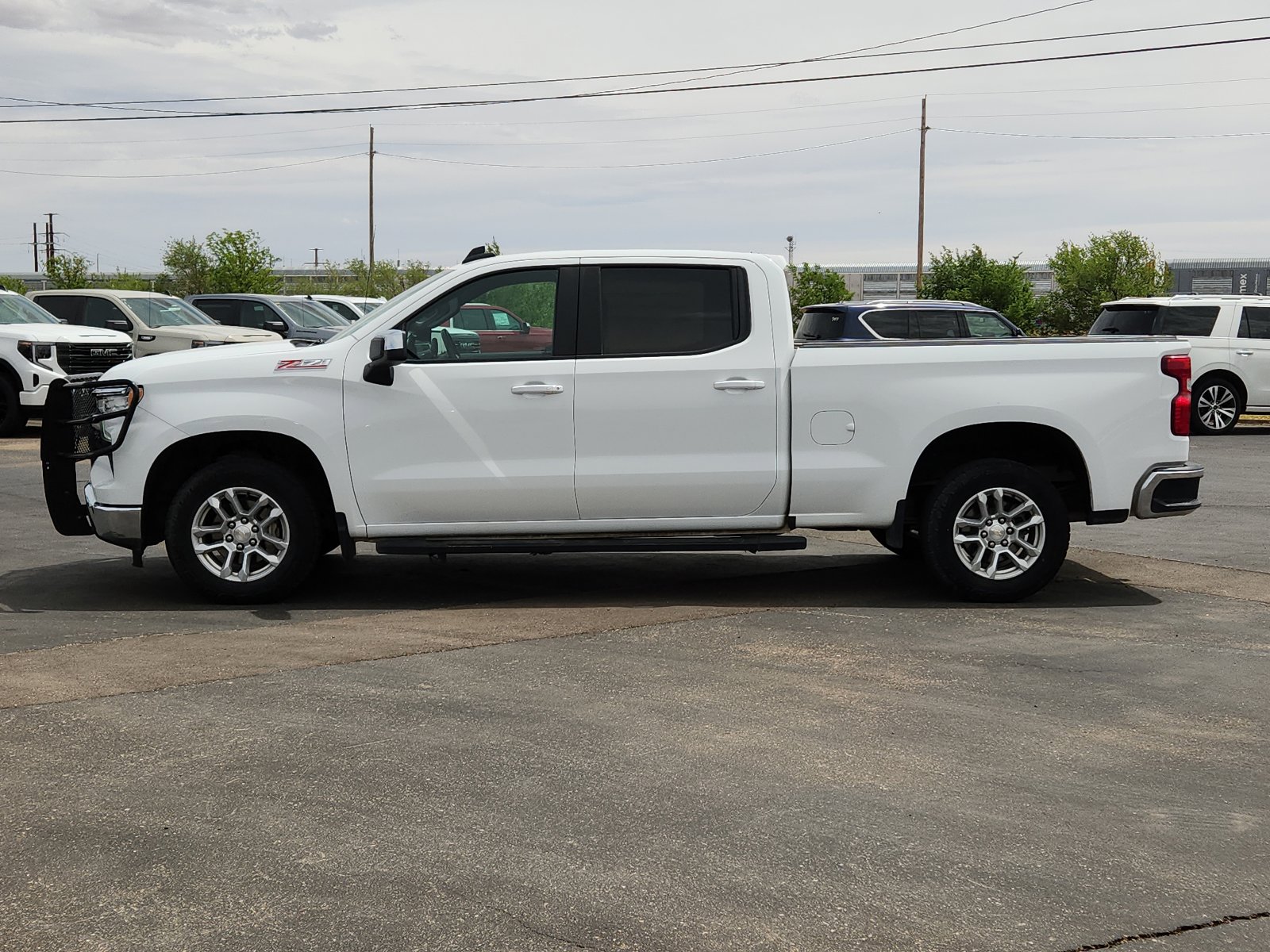 Used 2023 Chevrolet Silverado 1500 LT AWD/4WD image 2