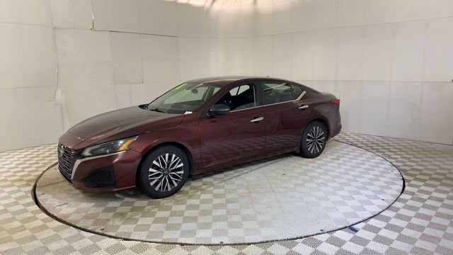 Used 2024 Nissan Altima 2.5 SV FWD image 7