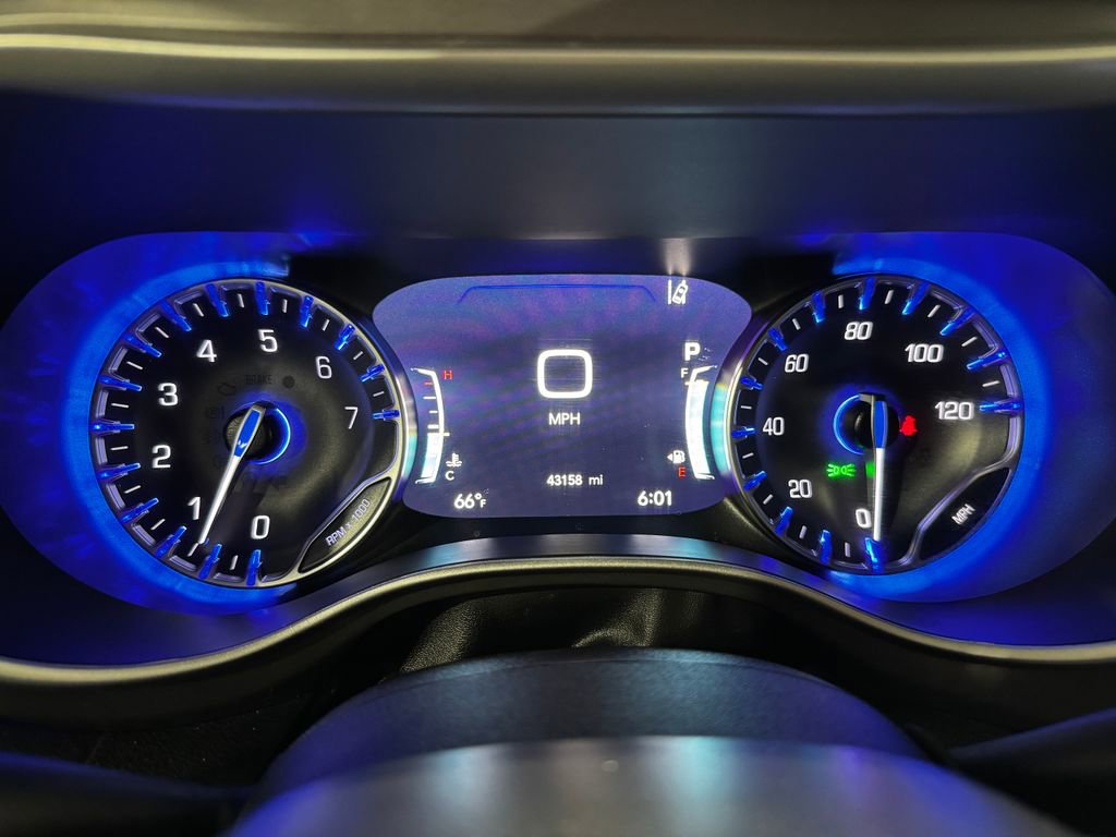 Used 2025 Chrysler Pacifica Select FWD image 7