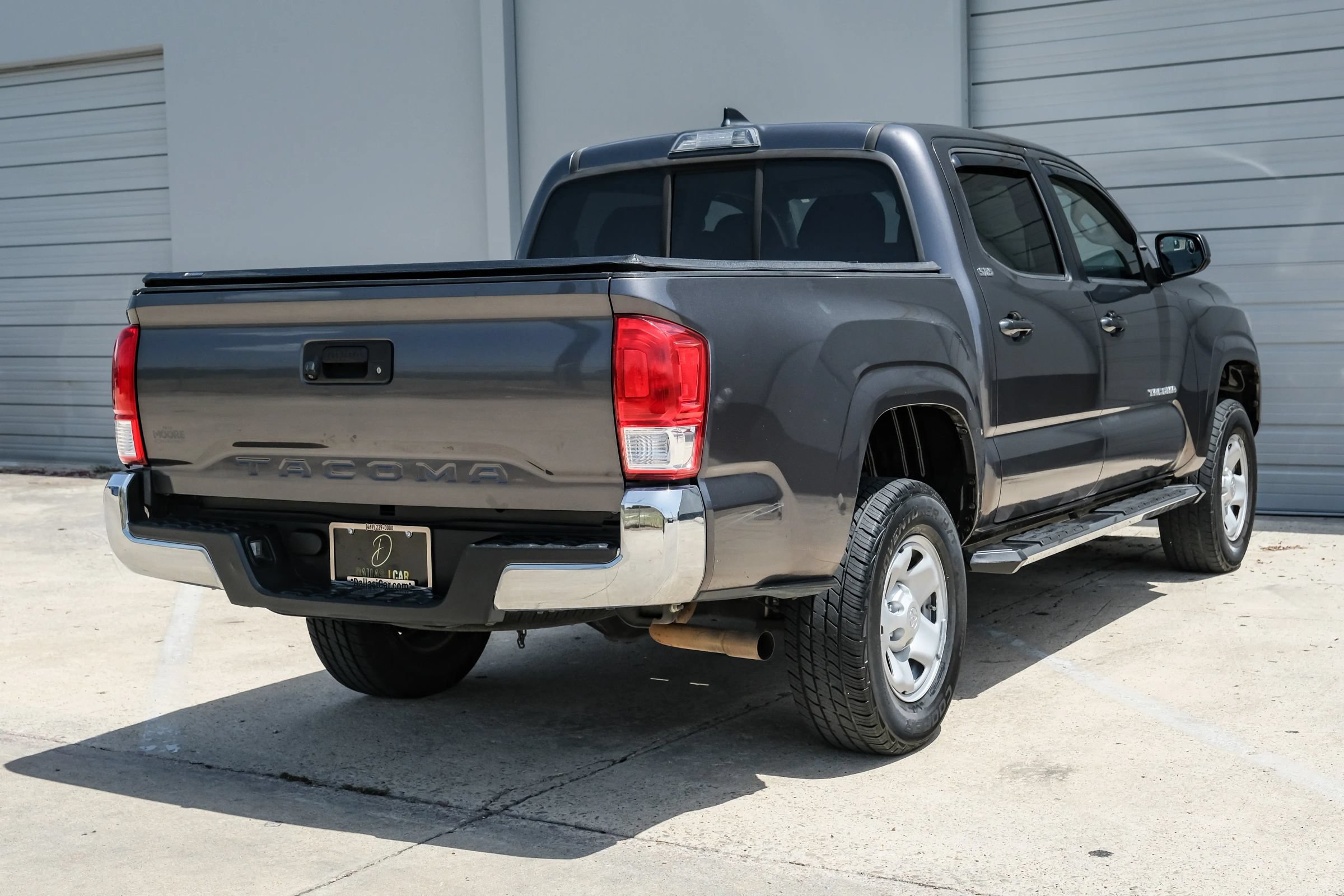 Used 2017 Toyota Tacoma SR5 RWD image 8