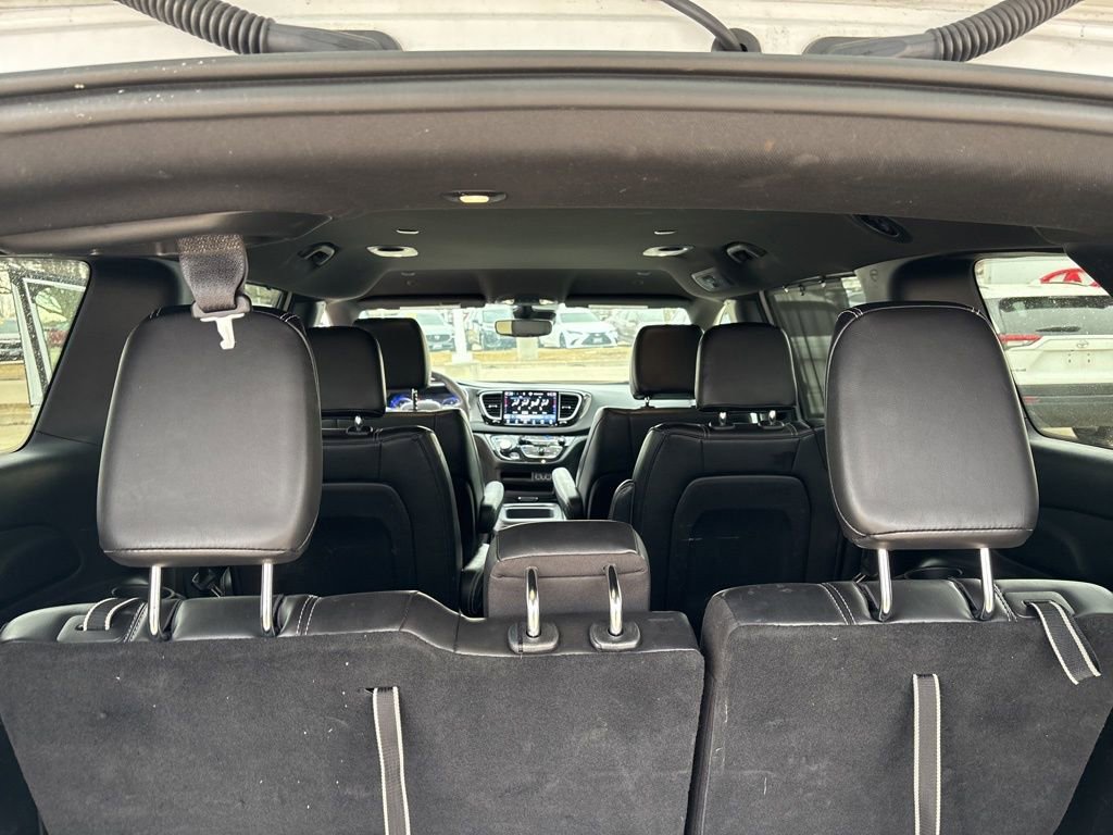 Used 2025 Chrysler Pacifica Select image 19