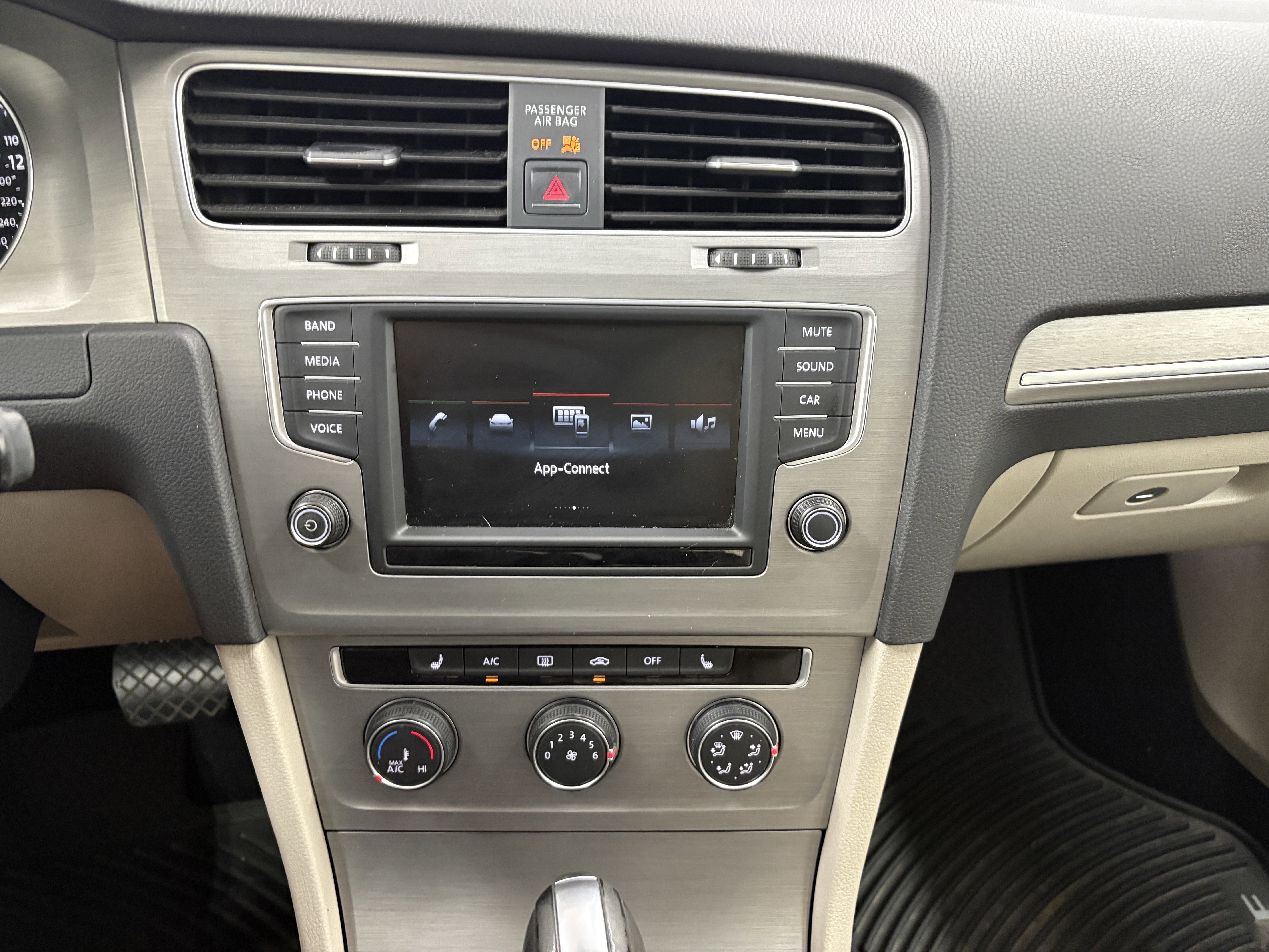 Used 2016 Volkswagen Golf SE w/ Lighting Package image 14