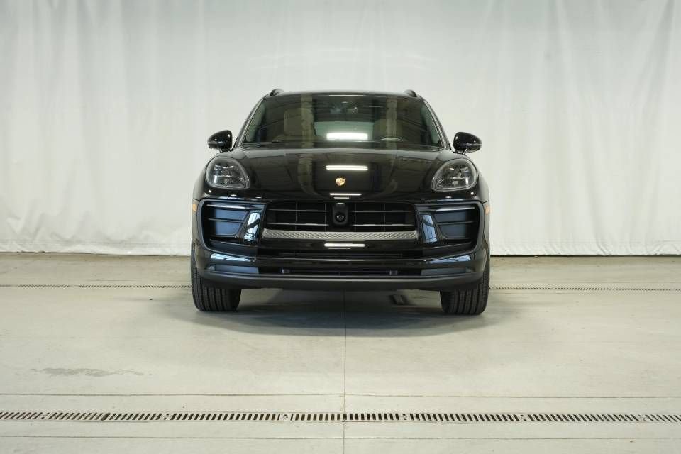 Certified 2026 Porsche Macan AWD/4WD image 10