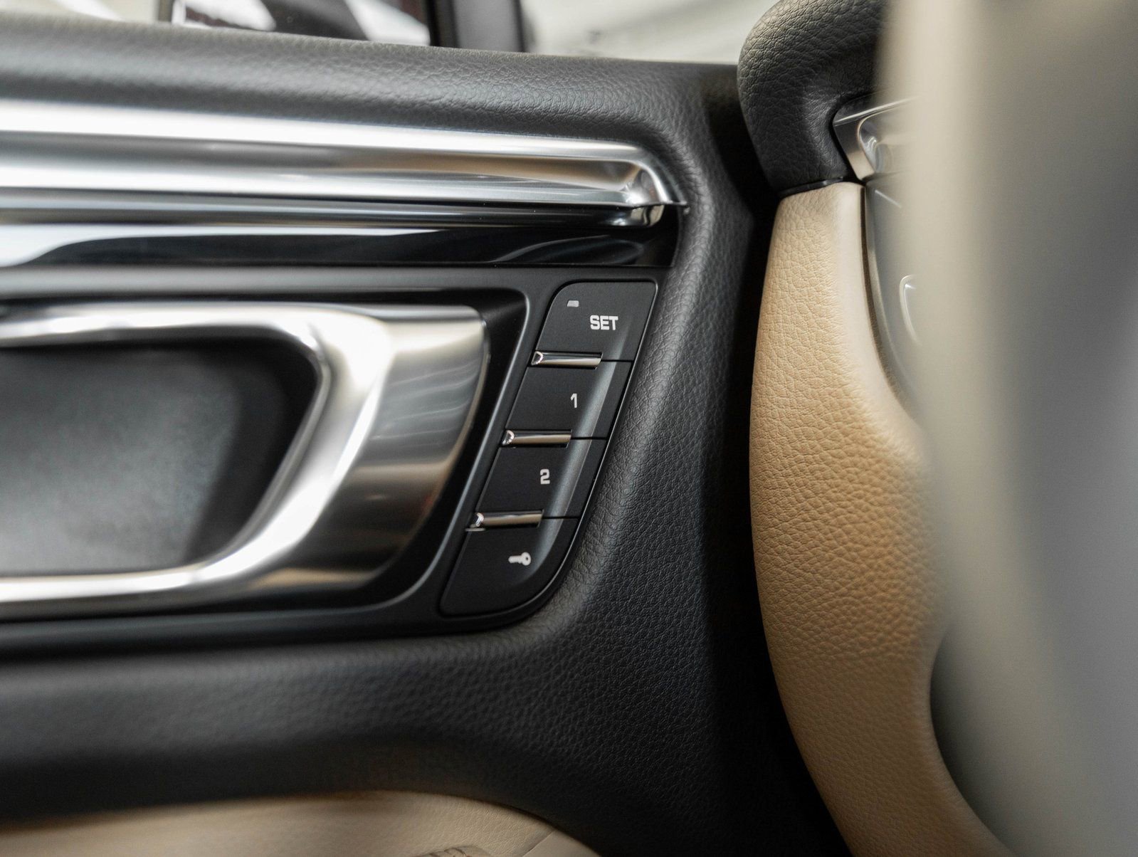 Certified 2026 Porsche Macan AWD/4WD image 17