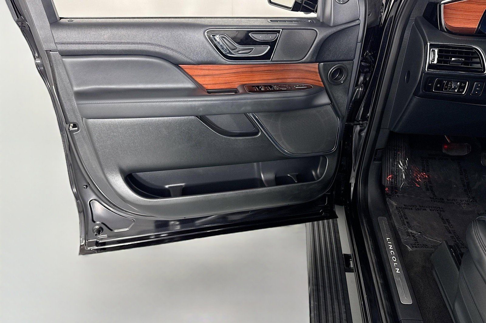 Used 2024 Lincoln Navigator Premiere AWD/4WD image 21