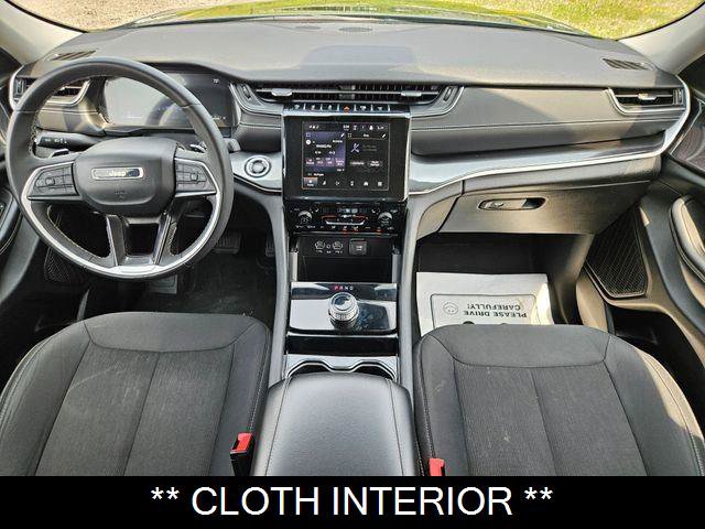 Used 2023 Jeep Grand Cherokee Laredo AWD/4WD image 4